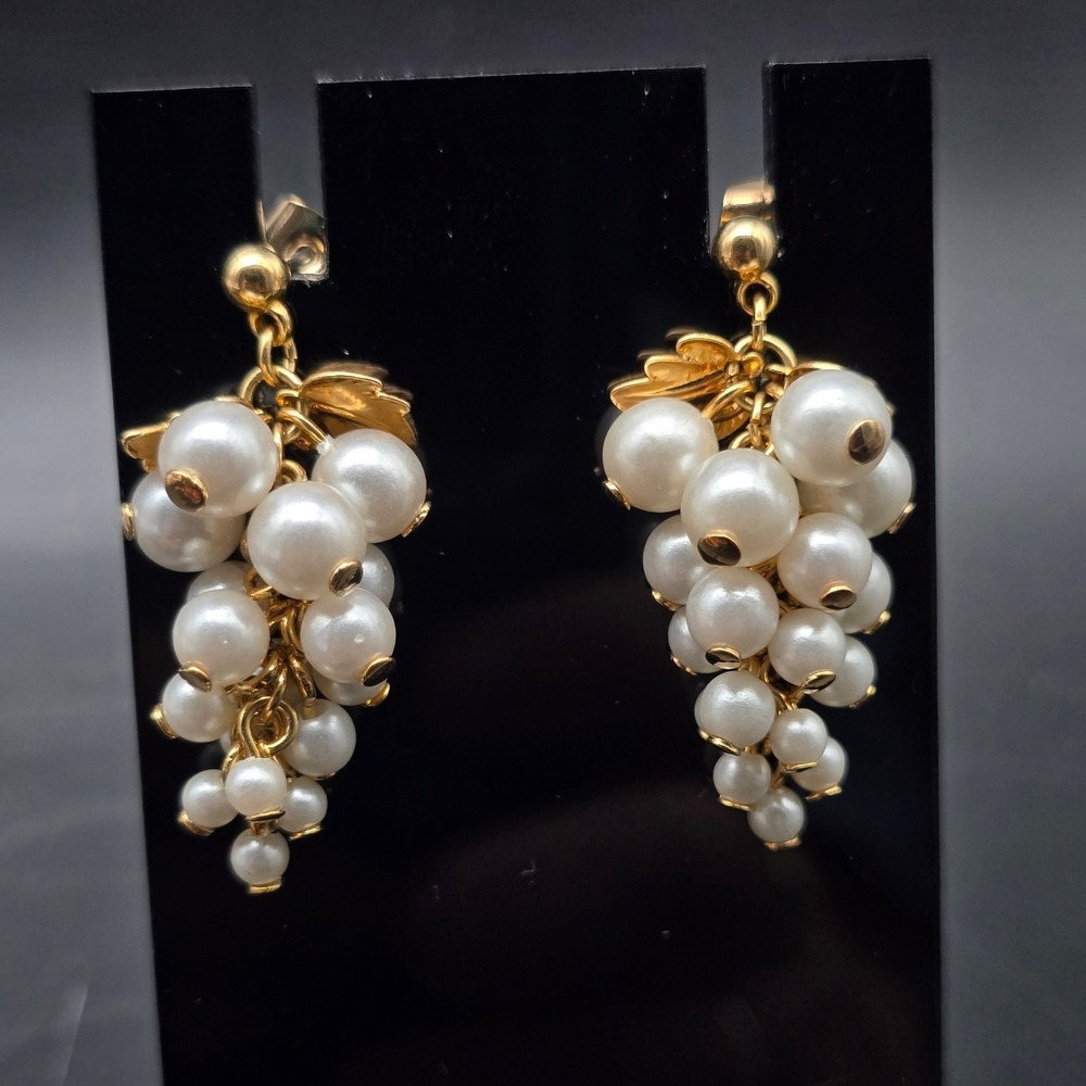 Avon 1987 Pearlesque Cluster Earrings Faux Pearl Grapes Vintage Jewelry E303A